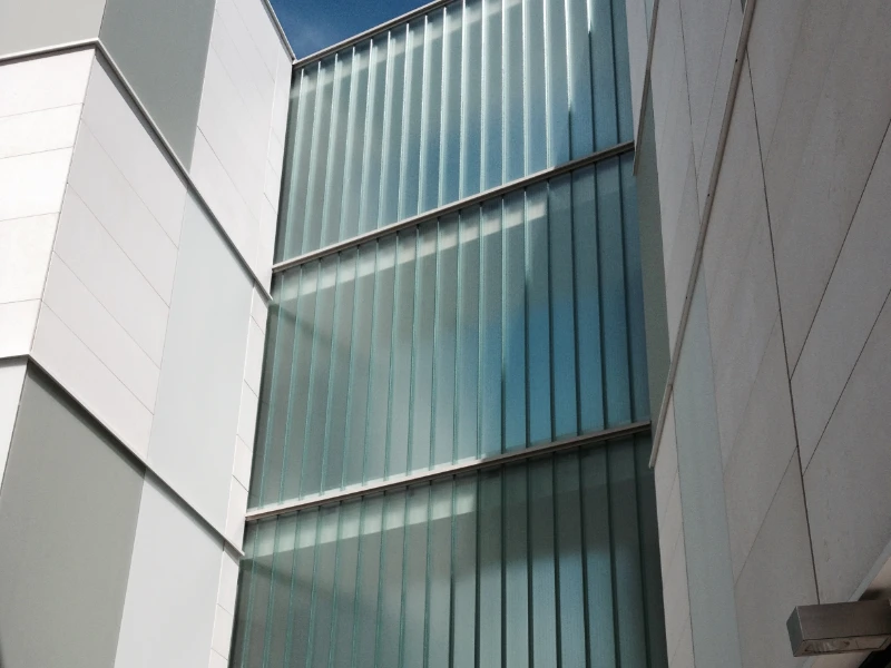 edificio-con-vetrate-in-uglass-temperato
